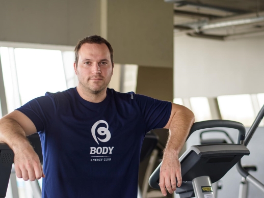Jaro Figura prijal vzvu a trnuje Evelyn. Ak je jeho fitnes prbeh?	