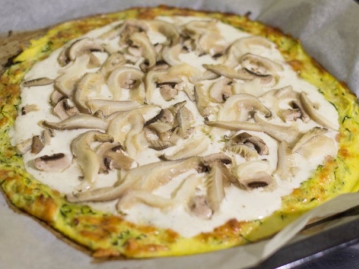 Cuketová pizza bez múky s hlivou a šampiónmi