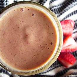 Powerfood Chef snack: Zdrav smoothie z kefru s araidovm maslom a jahodami