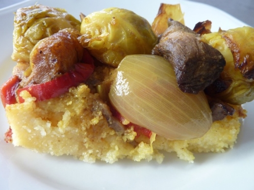Polenta zapekaná s ružičkovým kelom a hríbmi