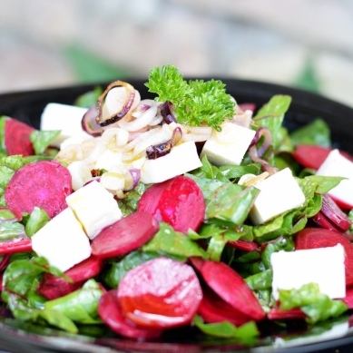 alt s mangoldom, cvilkou a feta syrom posypan peenou ervenou cibukou