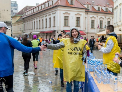 Pr pomc a zskaj bezplatn tartovn pre seba alebo svojho kamoa