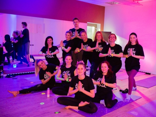 Nádych, výdych – je tu JUST NEON YOGA