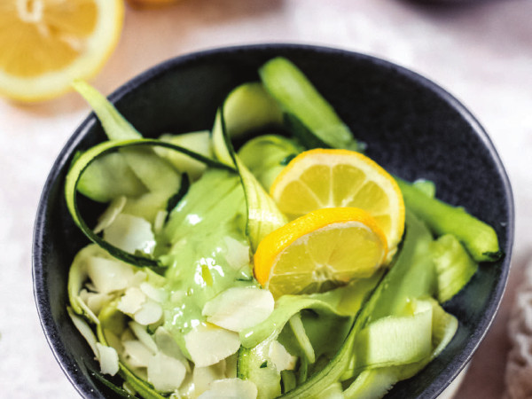 Cuketové zoodles s avokádovou omáčkou