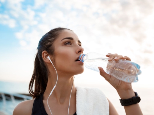 Hydratovan vs. vyerpan telo: Ako pitie vody podpor v vkon a vitalitu